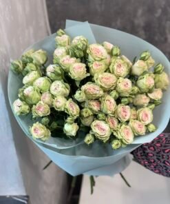 Букет з 11 гілок кущових троянд "Fibonacci Yantra"