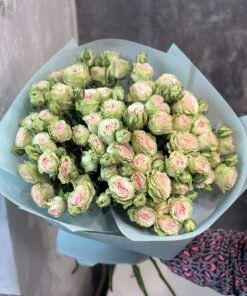 Букет з 15 гілок кущових троянд "Fibonacci Yantra"