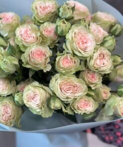 Букет з 7 гілок кущових троянд "Fibonacci Yantra"