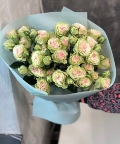 Букет з 7 гілок кущових троянд "Fibonacci Yantra"