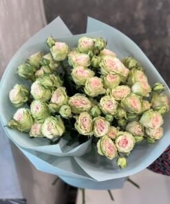 Букет з 9 гілок кущових троянд "Fibonacci Yantra"