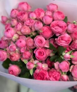 Букет з 11 гілок кущових троянд "Giselle"