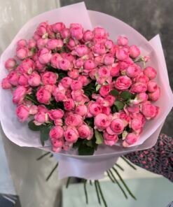 Букет з 25 гілок кущових троянд "Giselle"