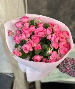 Букет з 7 гілок кущових троянд "Giselle"