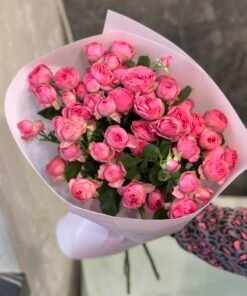 Букет з 9 гілок кущових троянд "Giselle"