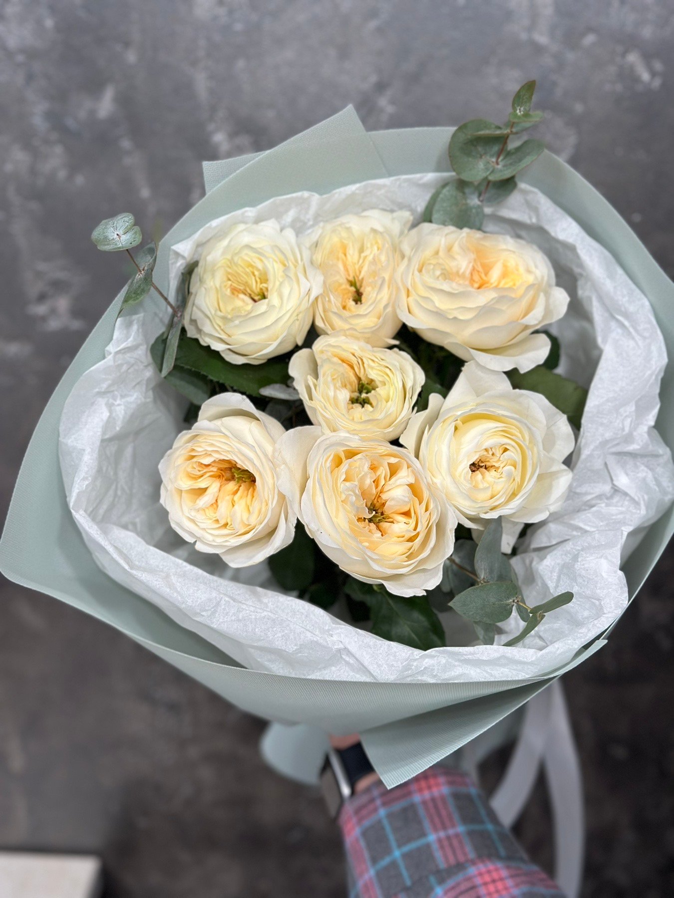 Букет з піоноподібних троянд "Vicky Gardens" та евкаліпту