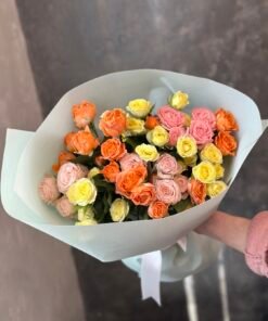 Мікс з 11 гілок Яскравих кущових троянд