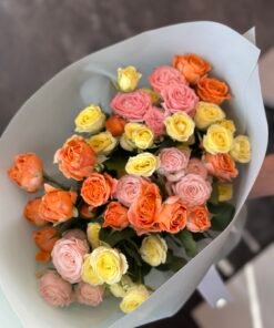 Мікс з 11 гілок Яскравих кущових троянд