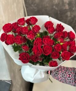 Букет з 11 гілок кущових троянд "In Love"