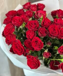 Букет з 15 гілок кущових троянд "In Love"