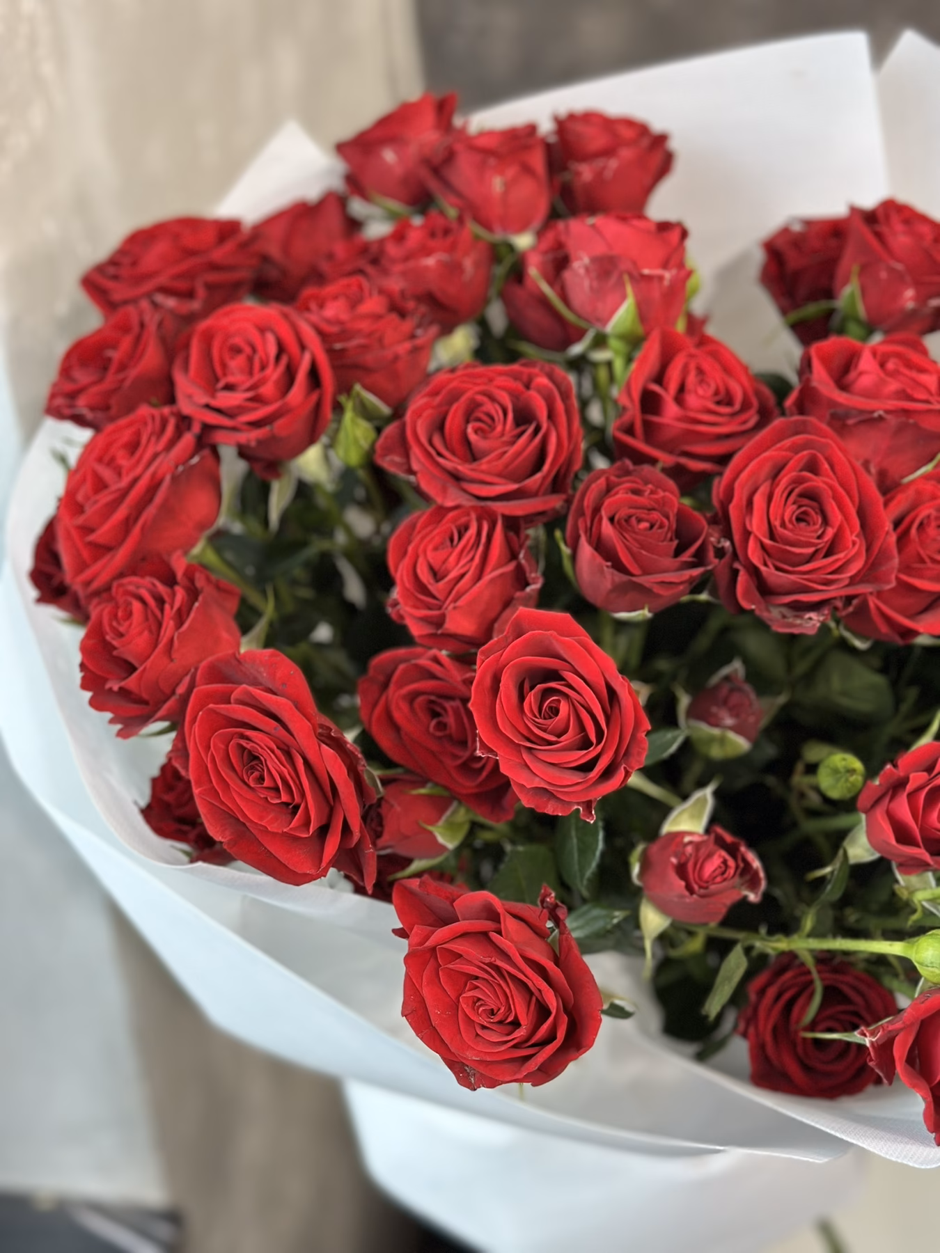 Букет з 15 гілок кущових троянд "In Love"