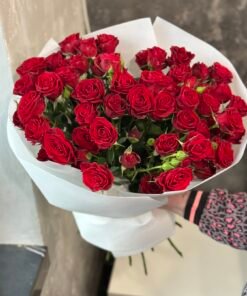 Букет з 15 гілок кущових троянд "In Love"