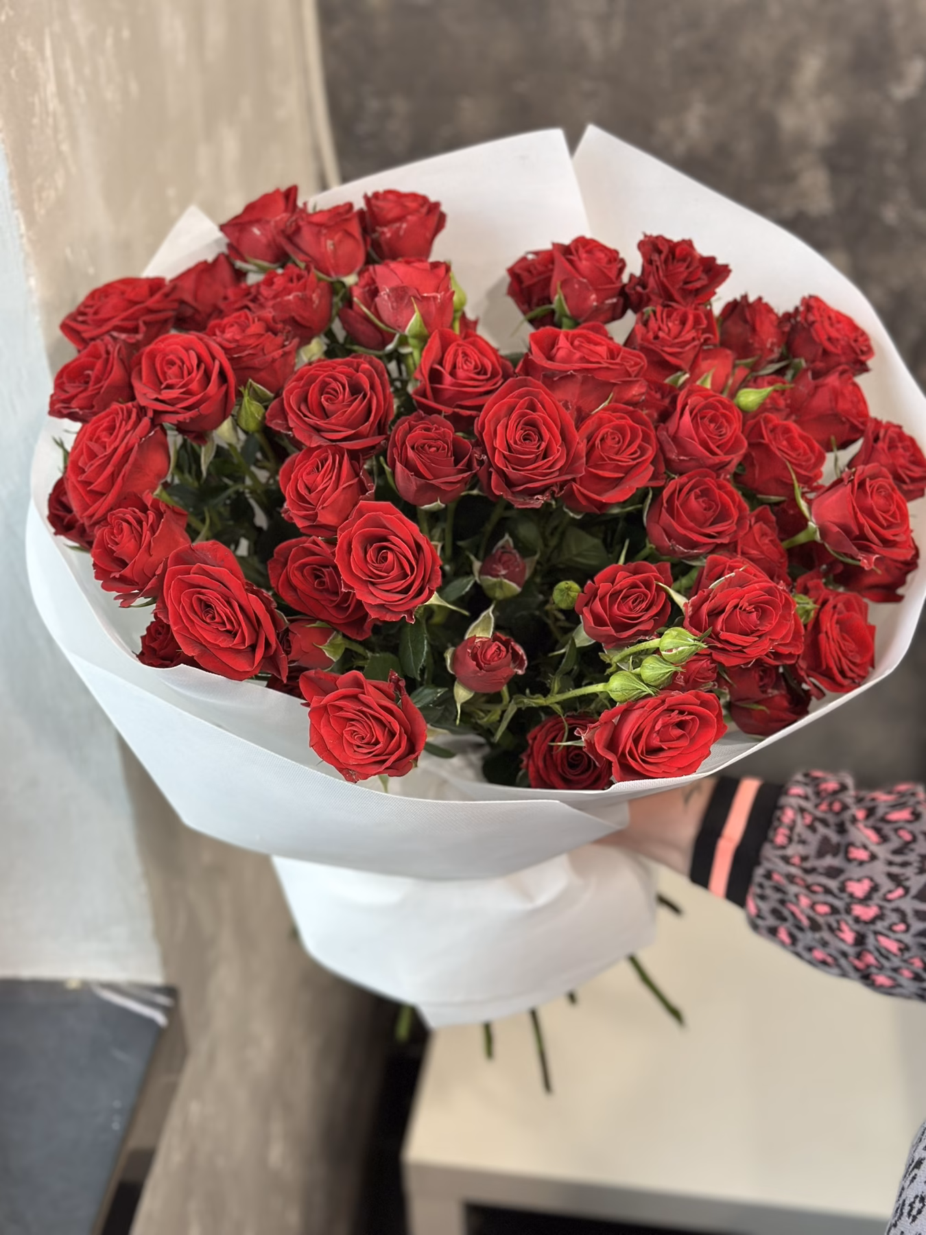 Букет з 15 гілок кущових троянд "In Love"