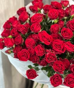 Букет з 25 гілок кущових троянд "In Love"