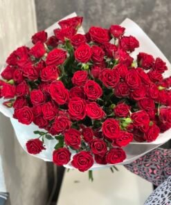 Букет з 25 гілок кущових троянд "In Love"