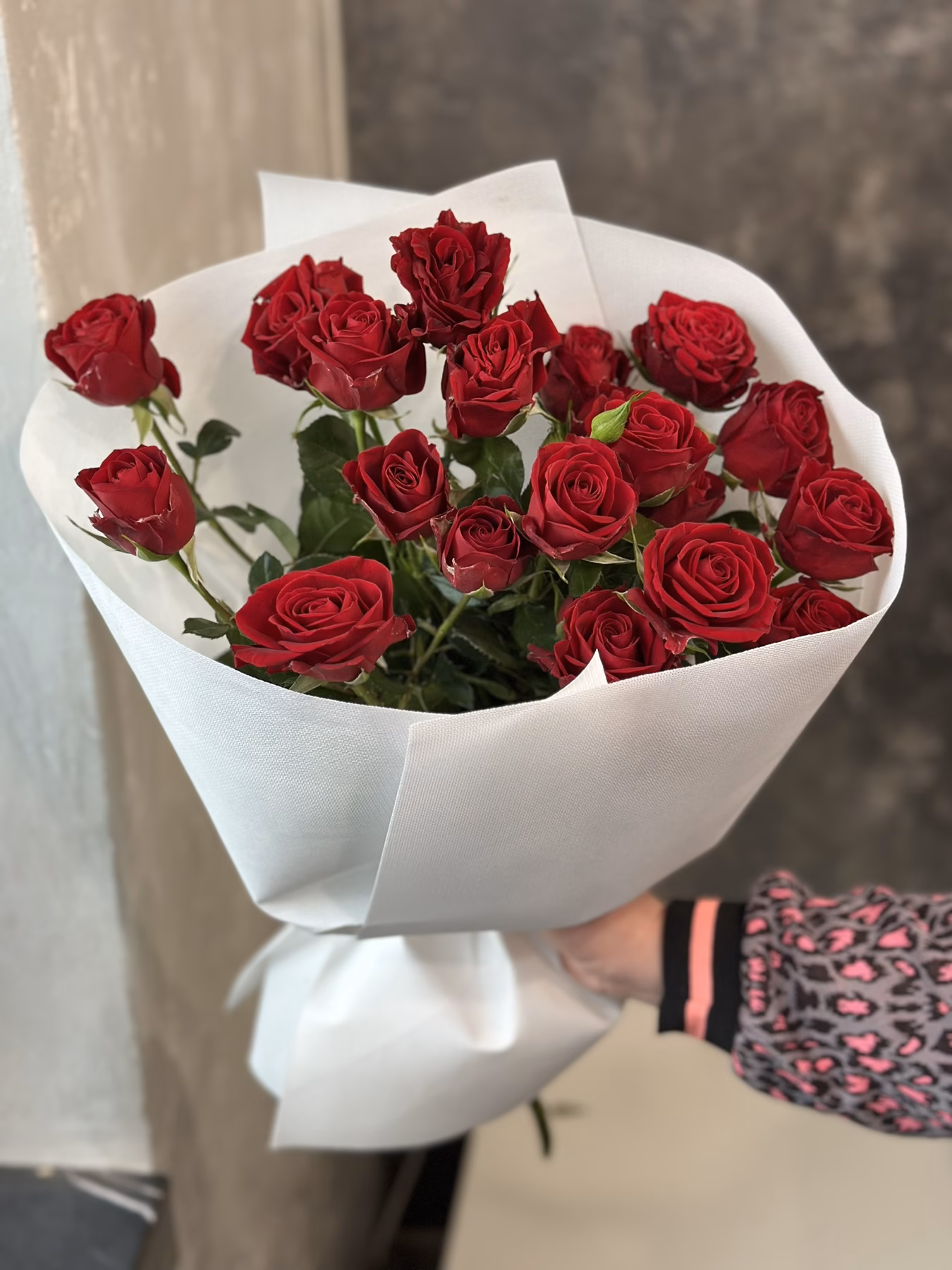Букет з 5 гілок кущових троянд "In Love"
