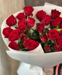 Букет з 7 гілок кущових троянд "In Love"