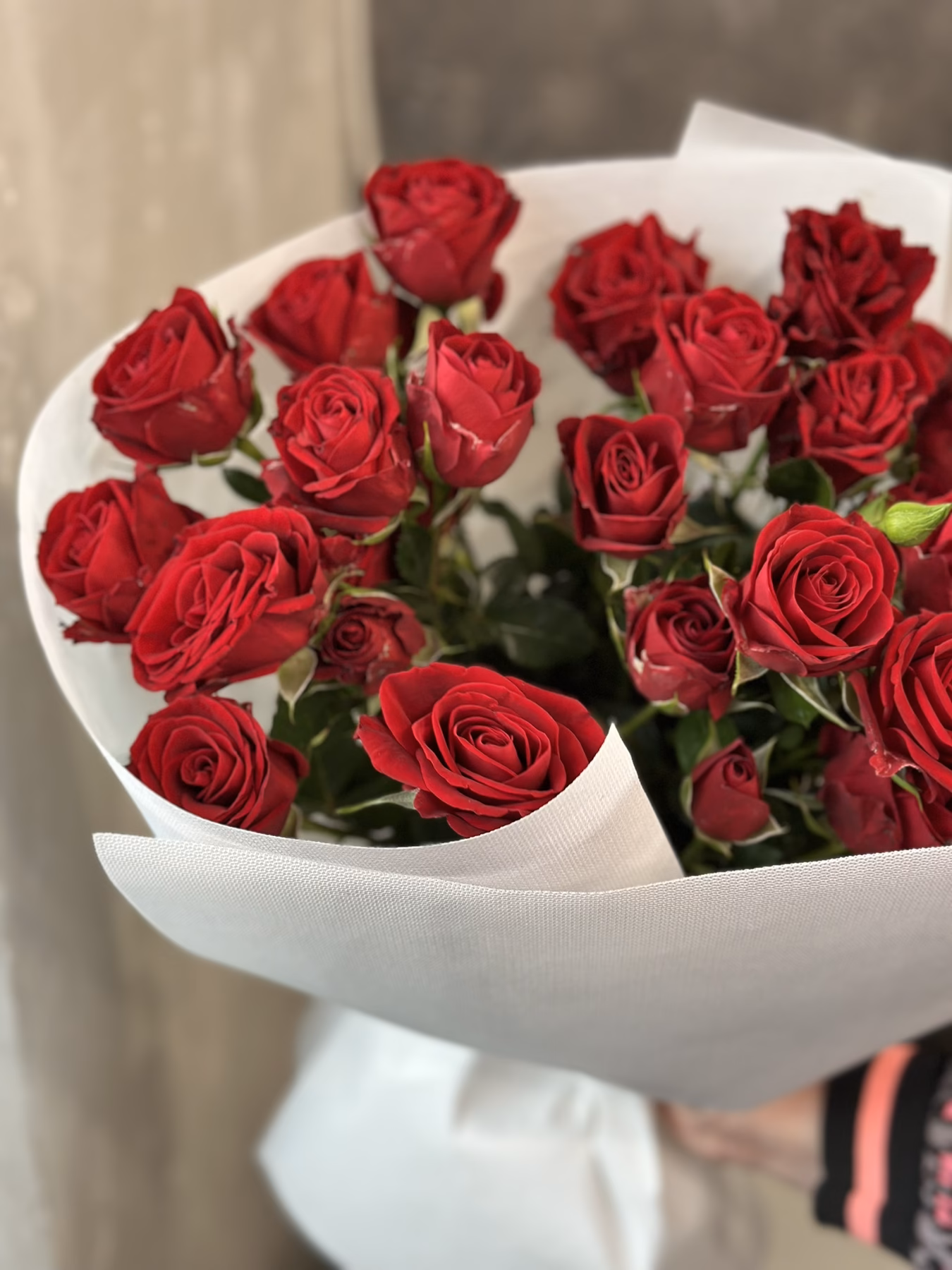 Букет з 7 гілок кущових троянд "In Love"