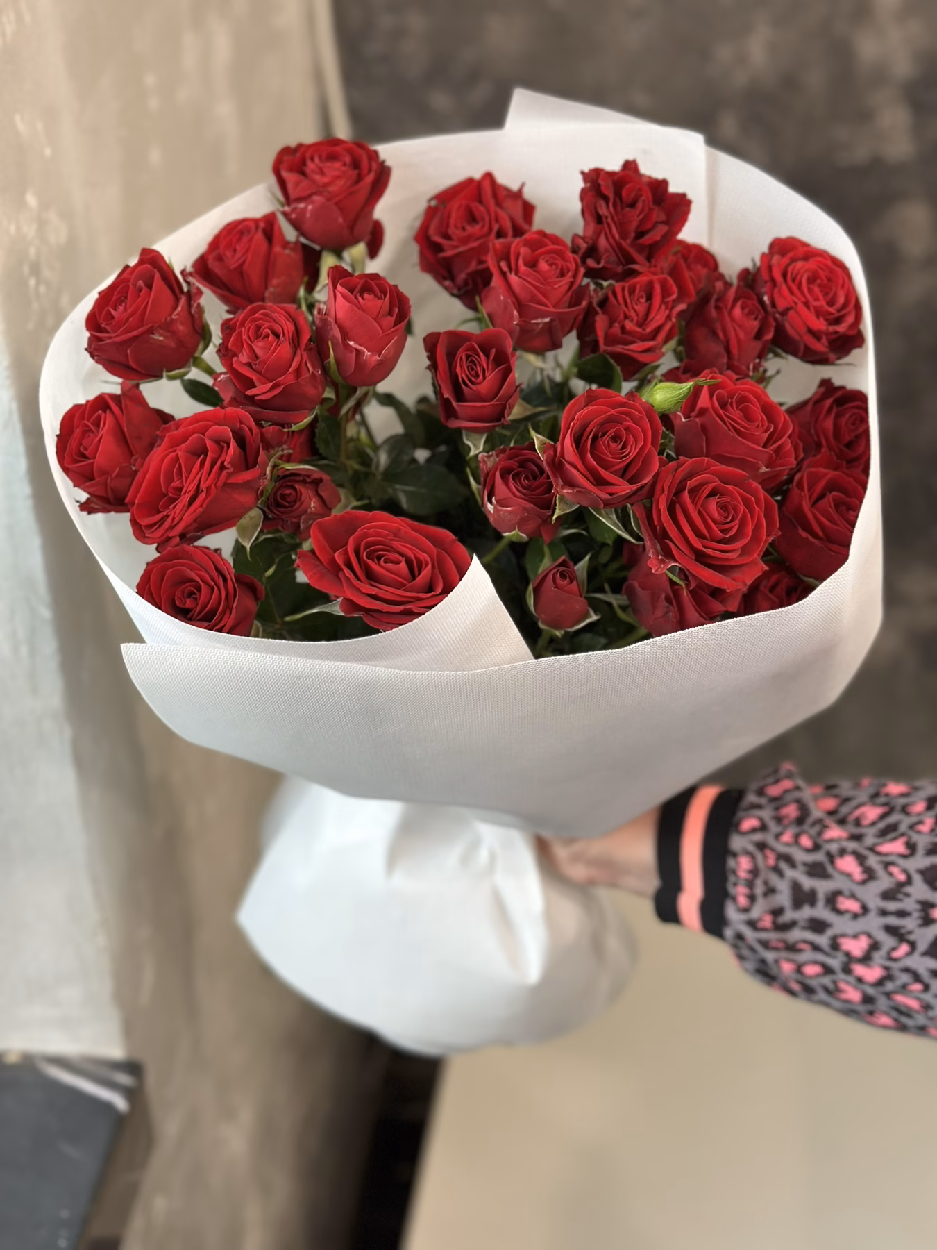 Букет з 7 гілок кущових троянд "In Love"