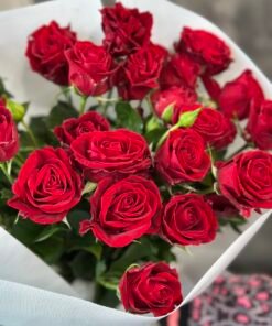 Букет з 9 гілок кущових троянд "In Love"