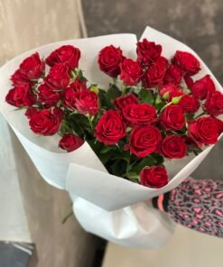 Букет з 9 гілок кущових троянд "In Love"