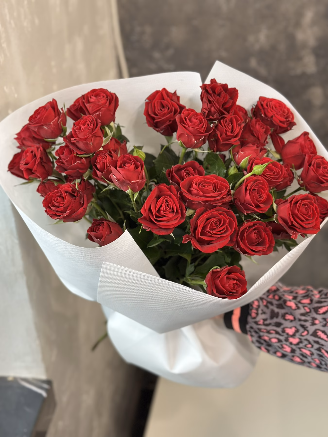 Букет з 9 гілок кущових троянд "In Love"