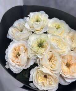 Букет з 11 піоноподібних троянд "Vicky Gardens"