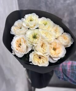 Букет з 11 піоноподібних троянд "Vicky Gardens"