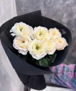 Букет з 7 піоноподібних троянд "Vicky Gardens"