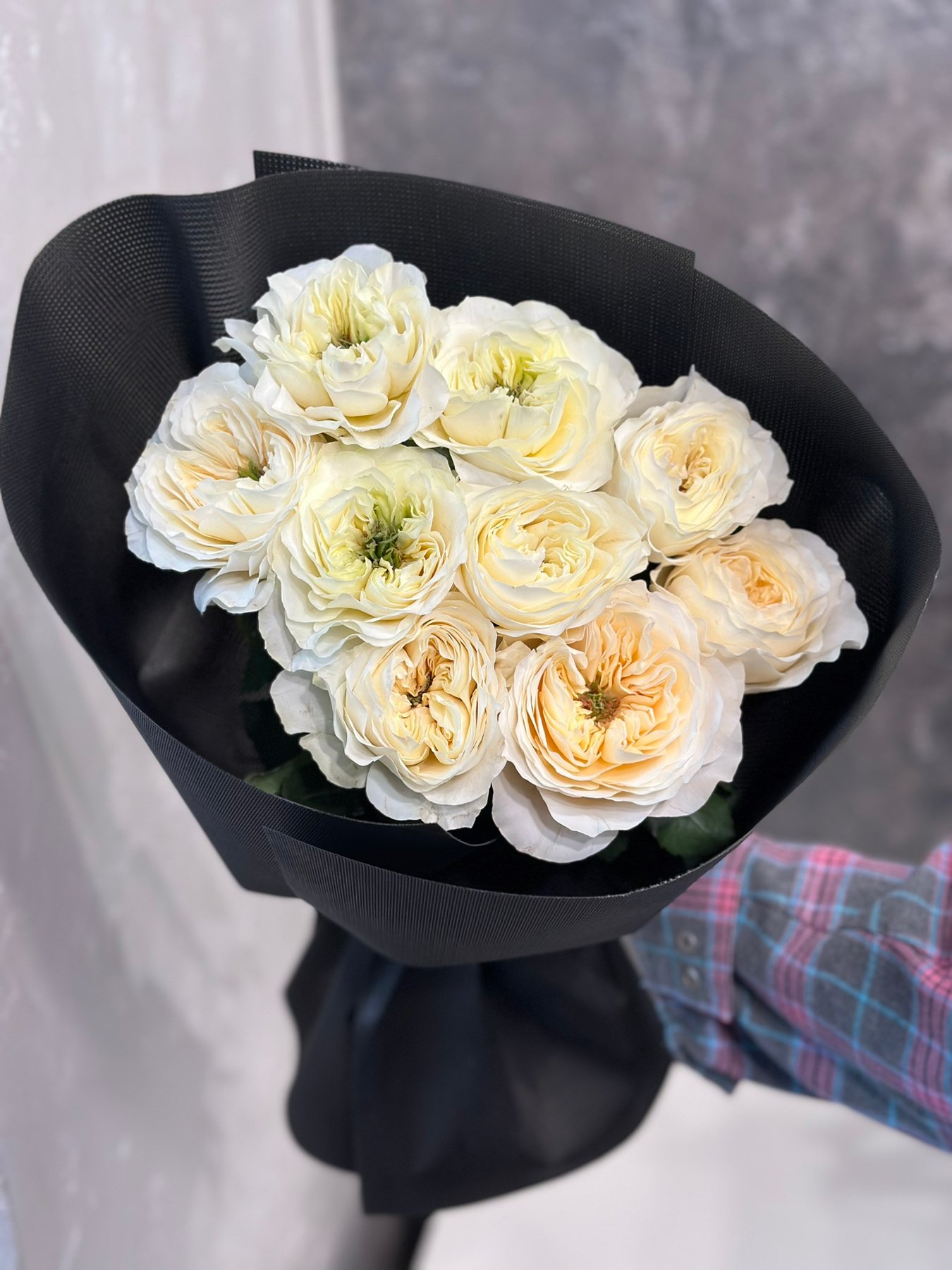 Букет з 9 піоноподібних троянд "Vicky Gardens"