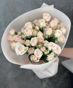 Букет з кущових троянд Be True 11 шт