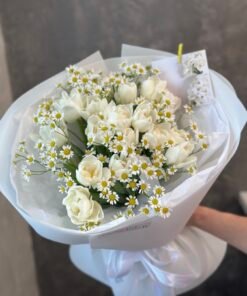 Букет з білих тюльпанів та ромашок