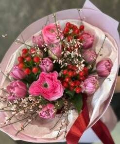 Букет з піоноподібними тюльпанами, ранункулюсами та хіперікумом #114