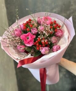 Букет з піоноподібними тюльпанами, ранункулюсами та хіперікумом #114