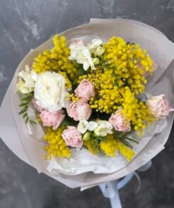 Букет з піоноподібними тюльпанами, фрезіями та мімозою #115