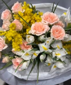 Букет з кущовими трояндами, тюльпанами та мімозою #120