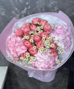 Букет з гортензіями, кущовими піоноподібними трояндами та ромашками # 124