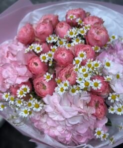 Букет з гортензіями, кущовими піоноподібними трояндами та ромашками # 124