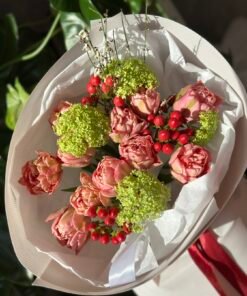 Букет з піоноподібними тюльпанами, хіперікумом та вібурнум #127