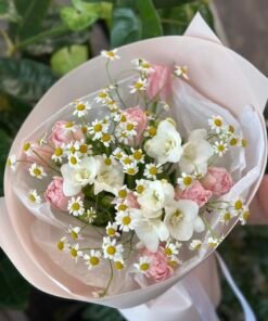 Букет з тюльпанів, фрезій та ромашок #103