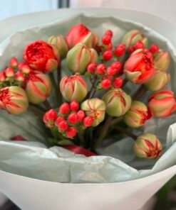 Букет з піоноподібними тюльпанами та хіперікумом #127