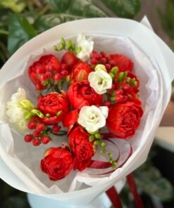 Букет з піоноподібними тюльпанами, фрезіями та хіперікумом #127