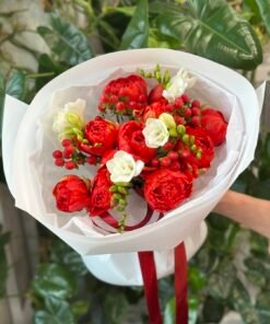 Букет з піоноподібними тюльпанами, фрезіями та хіперікумом #127