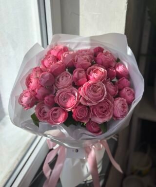 Букет з 7 гілок кущових троянд "Silva Pink"