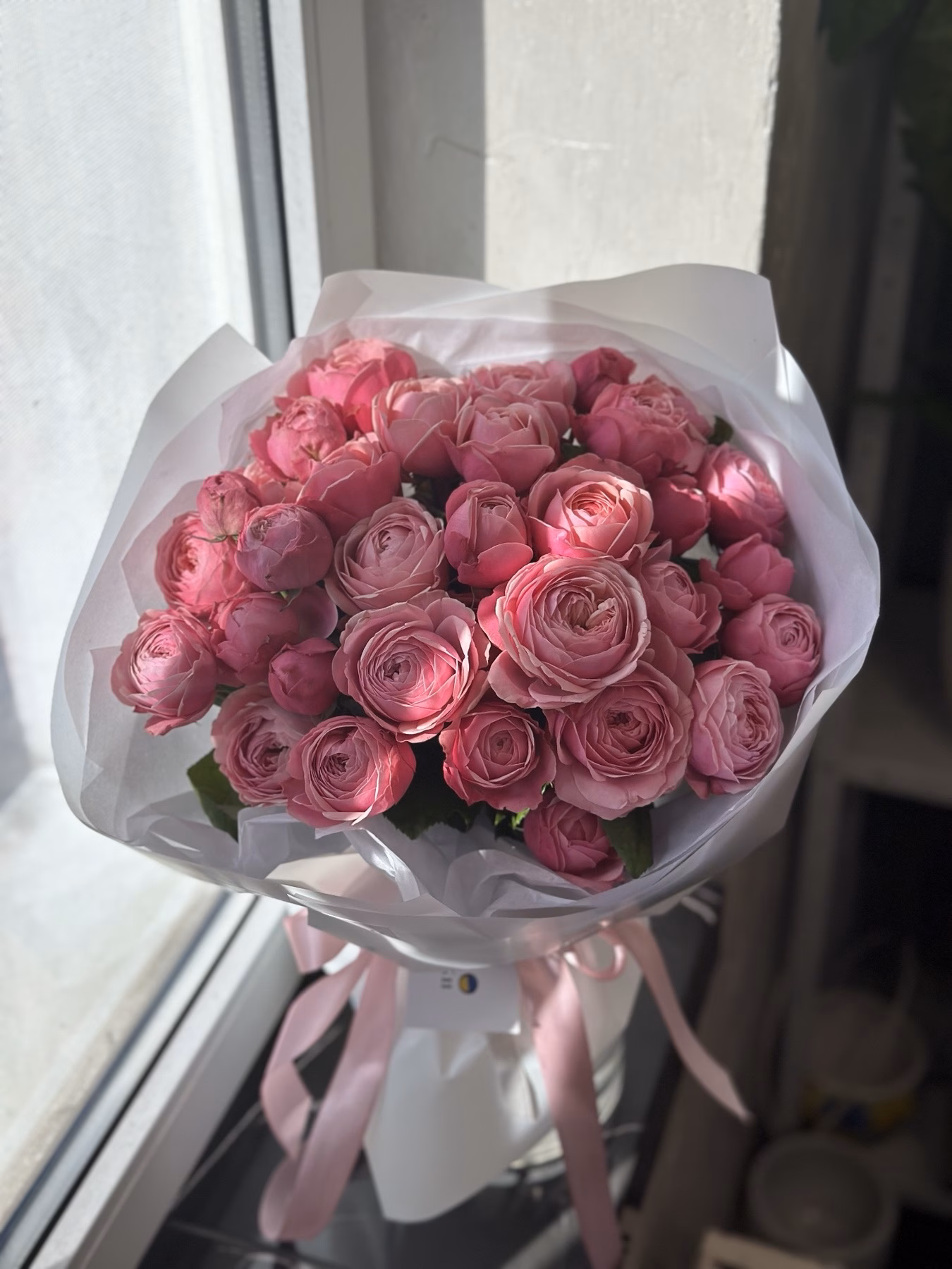 Букет з 7 гілок кущових троянд "Silva Pink"