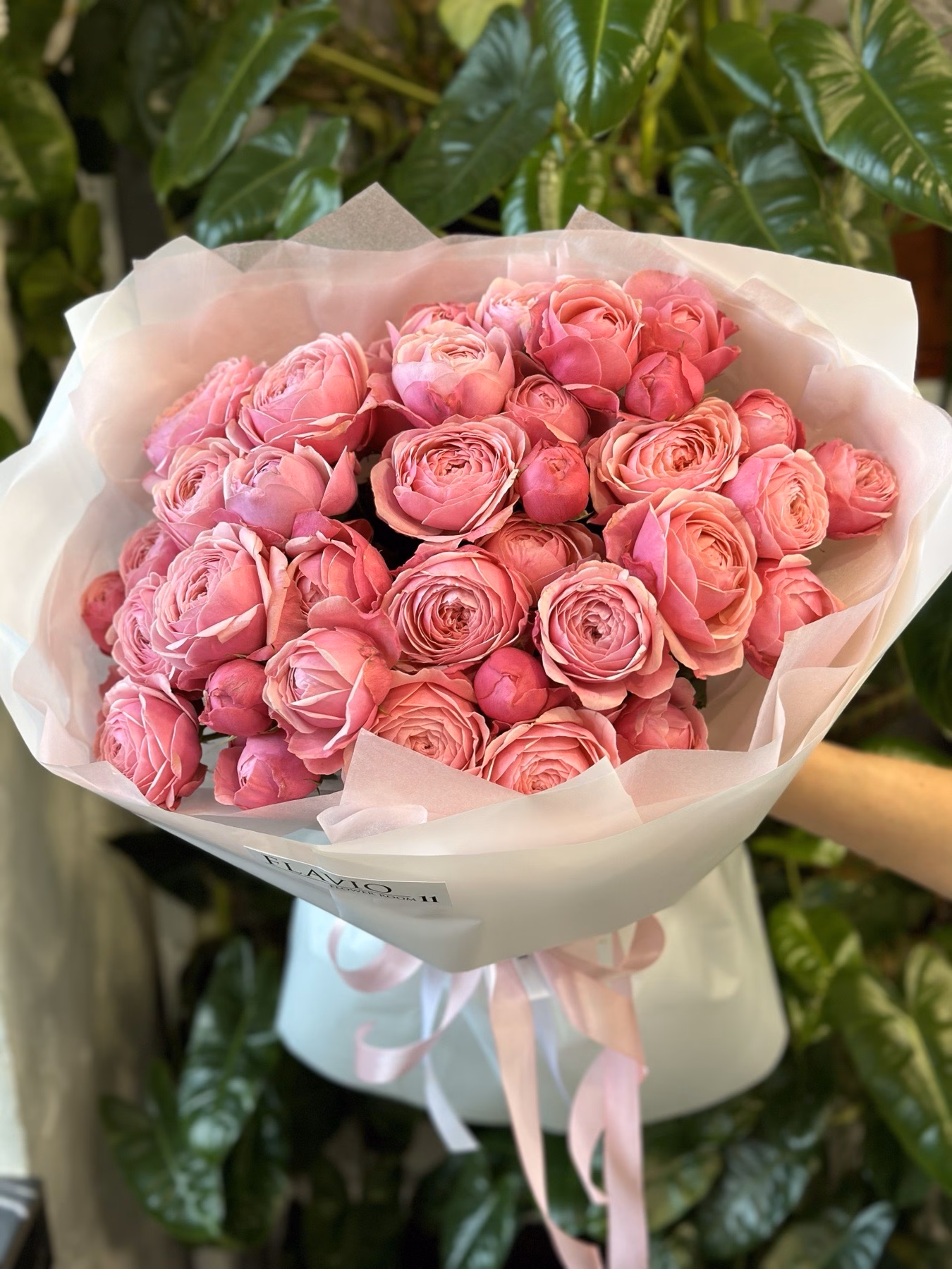 Букет з 11 гілок кущових троянд "Silva Pink"