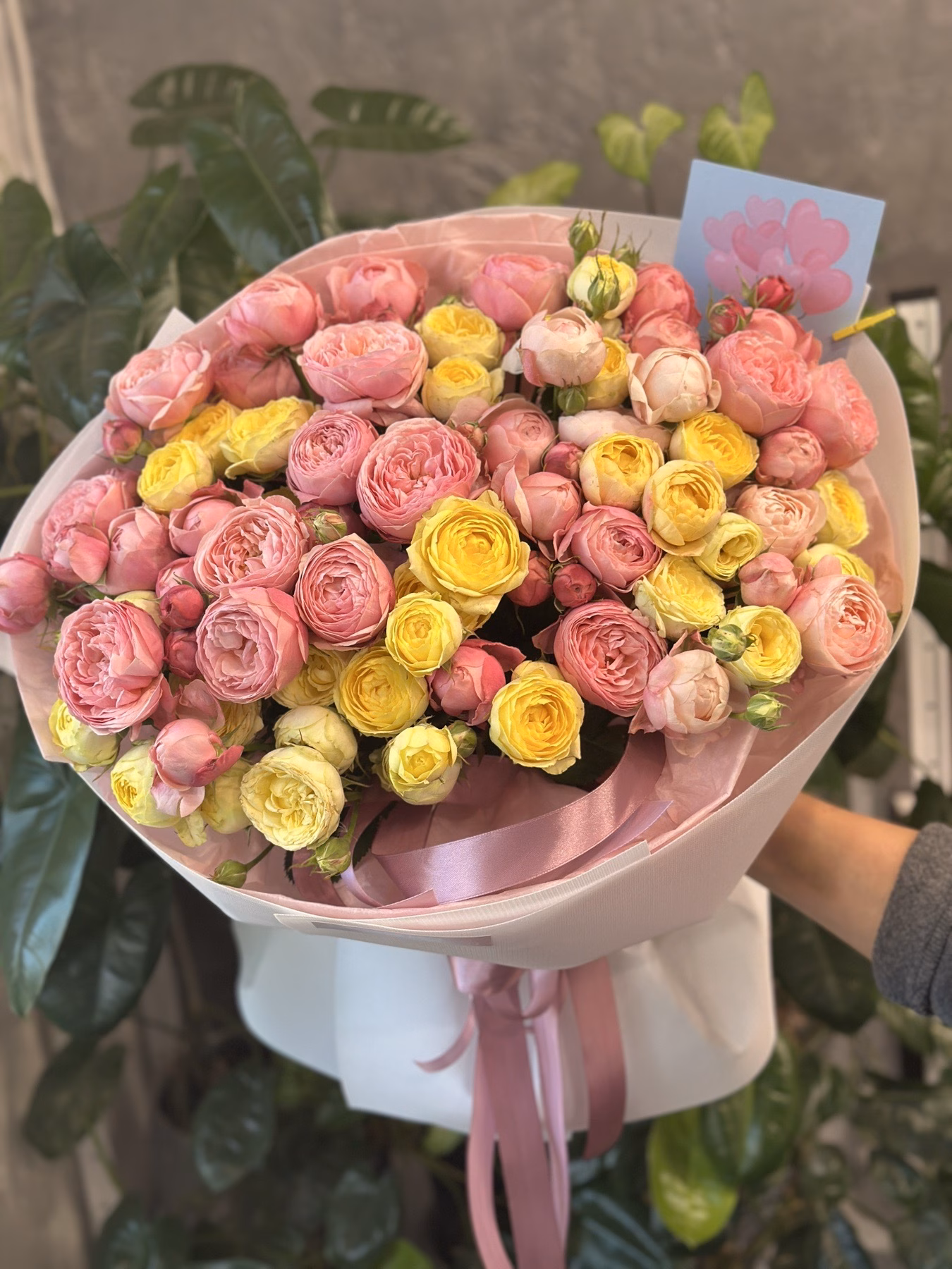 Букет Мікс з 21 гілок кущових троянд Silva pink та Lemon Trendsetter